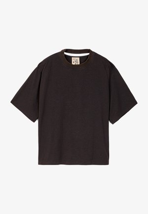 T-shirt surdimensionné marron foncé en coton doux, avec des manches courtes et un col rond agrémenté d'une bande de col contrastante.
