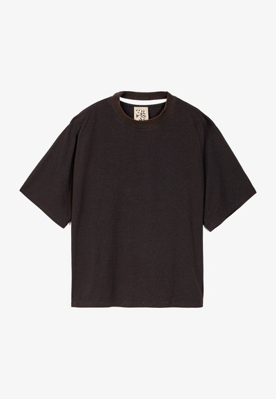 T-shirt oversize marrone scuro realizzato in cotone morbido, con maniche corte e scollatura rotonda bordata di un colore a contrasto.