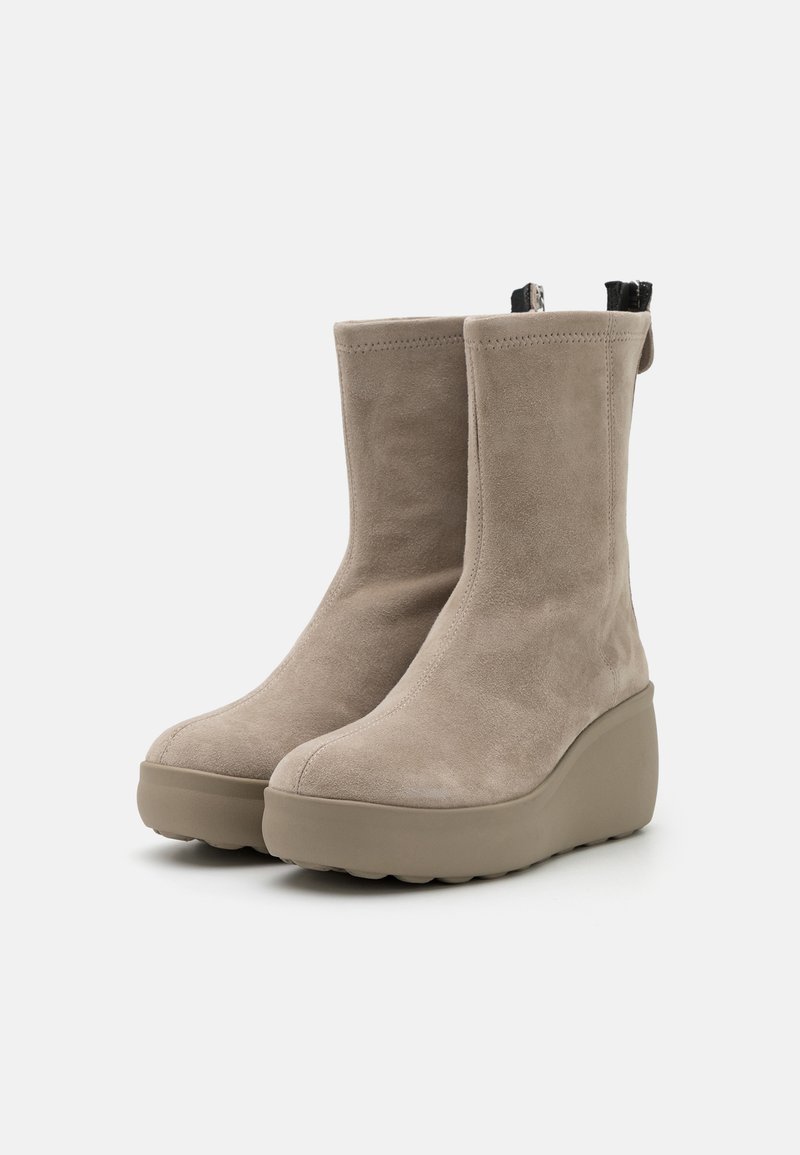 Beige Wildleder-Ankle Boots mit einer strukturierten Oberseite, hoher Plateausohle und einer Zuglasche hinten für einfaches Anziehen.