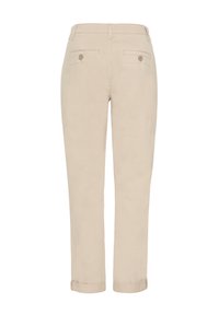 Beežid püksid otse lõikega, millel on kaks tagakotti nööbiga sulgemisega, rulliääred ja sile kangatekstuur.