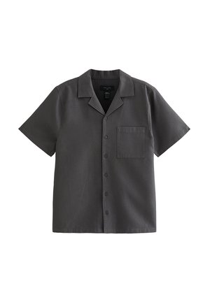 Camisa gris oscuro de manga corta con botones, cuello tipo campamento, bolsillo en el pecho izquierdo y patrón texturizado en la tela.