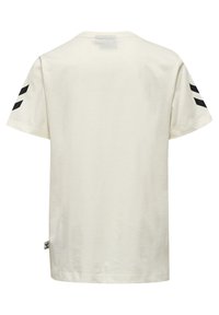 Hvid kortærmet t-shirt med sorte diagonale striber på skuldrene, lavet af bomuld, med rund hals og en sidelabel.