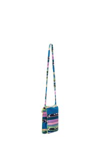 Borsa intrecciata multicolore con sfondo blu, decorata con motivi rosa, verdi e neri; dotata di una sottile tracolla e di una forma rettangolare compatta.