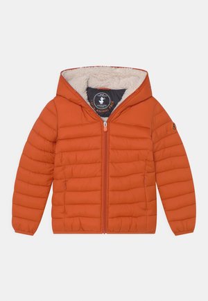Veste matelassée orange à capuche avec fermeture éclair avant, deux poches latérales et doublure en polaire beige à l'intérieur de la capuche.