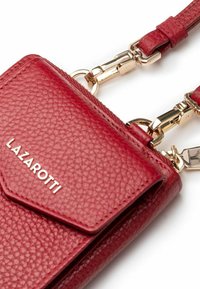 Bolso de mano de cuero rojo con un acabado texturizado, herrajes dorados y un diseño de solapa. Nombre de la marca "LAZAROTTI" estampado en la parte frontal.