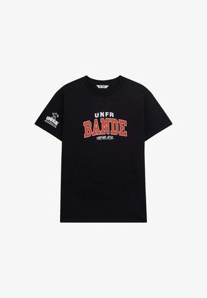 Czarny bawełniany t-shirt z napisem "UNFR BANDE" w czerwonym i białym kolorze na przodzie oraz logo na lewym rękawie. Krótkie rękawy, okrągły dekolt.