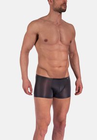 Herrars boxer briefs i mörkgrått tyg med en jämn, lätt glänsande yta. Har en åtsittande design och resår i midjan.
