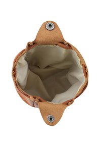 Runde Lederhandtasche mit einem tanfarbenen Wildlederäußeren, heller Stoffauskleidung und Metallverschlüssen. Die Öffnung hat eine geraffte Kante.