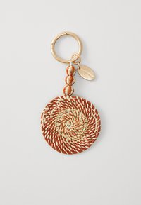 Porte-clé tissé au design spiral, présentant des tons orange et beige. Comprend trois perles texturées et un anneau en métal doré.