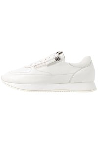 Valkoiset nahkaiset urheilukengät, joissa on tasainen pinta, pyöreä kärki, nauhalliset suljenta sekä vetoketjukiinnitys sivulla. Ohuet, kuvioidut kumipohjat.