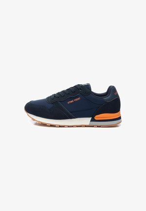 Scarpe sportive blu navy con tomaia in suede e sintetico, dettagli arancioni, punta tonda, chiusura con lacci piatti e suola in gomma.