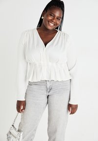 Vero Moda Curve VMCTESSA MOM - Slim fit -farkut - light grey denim