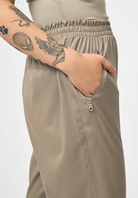 Girlfriend Collective Spodnji deli trenirk - silver mink