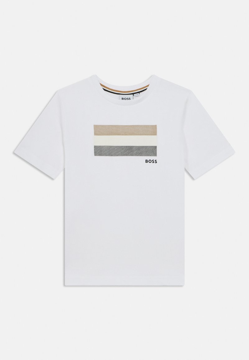 T-shirt en coton blanc avec un graphisme rectangulaire aux rayures beige, blanches et grises, avec le logo "BOSS" en noir dans le bas à gauche.