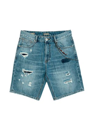Shorts de mezclilla azul con patrones desgastados, bordes deshilachados, cremallera y cierre de botón, que presentan un detalle de cadena en el bolsillo delantero.
