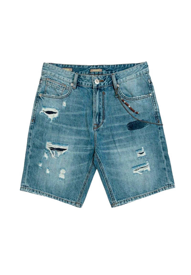 Shorts de mezclilla azul con patrones desgastados, bordes deshilachados, cremallera y cierre de botón, que presentan un detalle de cadena en el bolsillo delantero.