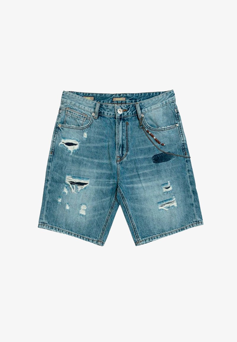 Shorts de mezclilla azul con patrones desgastados, bordes deshilachados, cremallera y cierre de botón, que presentan un detalle de cadena en el bolsillo delantero.