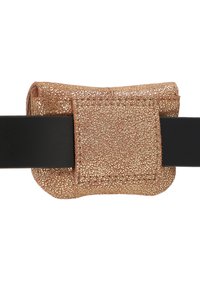 Goudgestippeld leren zakje met een ronde klep, bevestigd met een zwarte riem. De textuur is glanzend met een subtiel patroon.