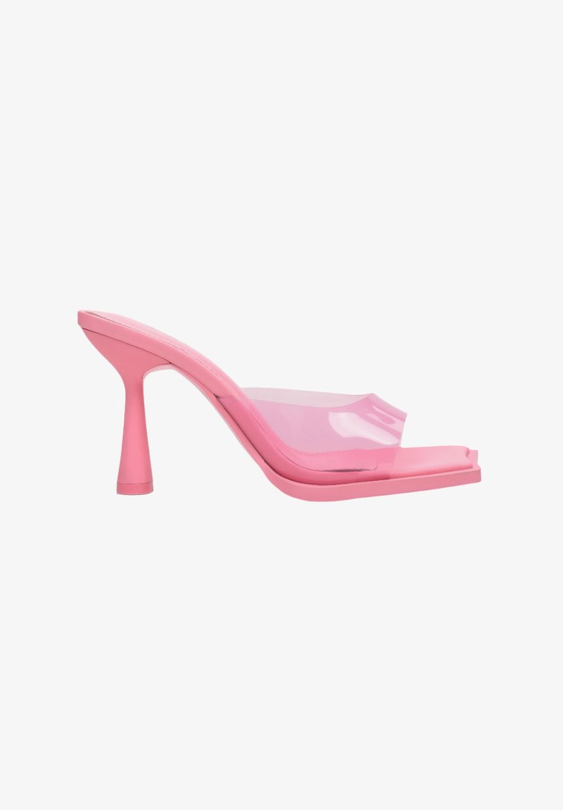 Mule à talons hauts rose avec une tige transparente et un embout carré. Texture lisse avec une silhouette courbée et un talon fin et solide.
