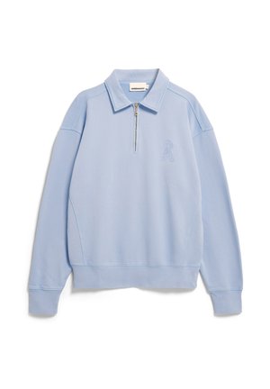 Lichtblauwe pullover met halve ritssluiting bij de kraag, lange mouwen, geribbelde manchetten en een subtiel geborduurd logo op de linkerborst.