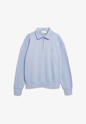 Hellblauer Pullover mit halbem Reißverschluss am Kragen, langen Ärmeln, gerippten Bündchen und dezent gesticktem Logo auf der linken Brust.
