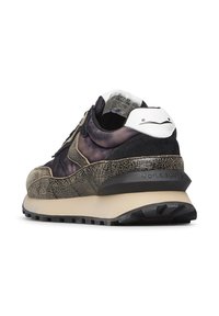 Sneaker con una trama beige e un colore scuro, caratterizzato da una suola nera robusta, accenti unici e un logo sul tab del tallone.