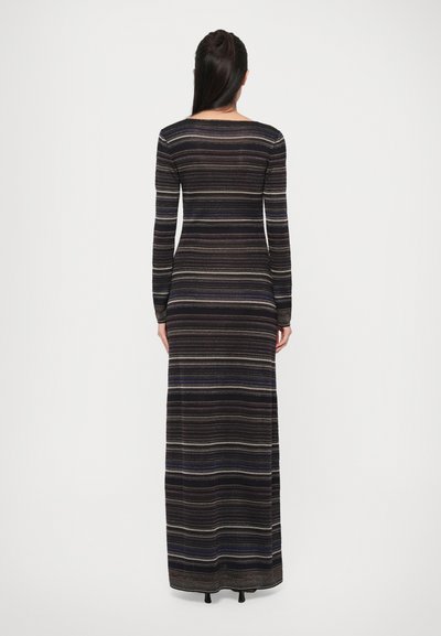 Abito lungo aderente in tessuto scuro con strisce orizzontali in tonalità di nero, grigio e colori sottili. Maniche lunghe e orlo dritto.