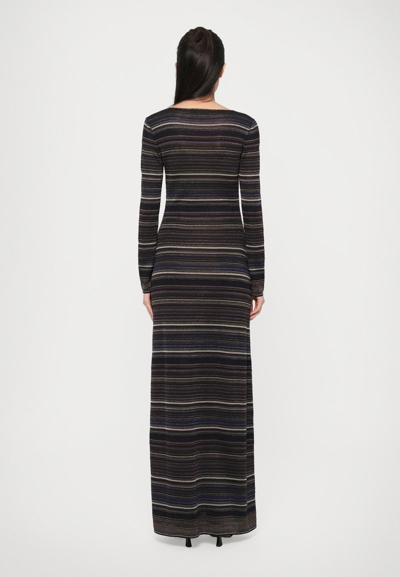 Robe longue ajustée en tissu foncé avec des rayures horizontales dans des tons de noir, gris et couleurs subtiles. Manches longues et ourlet droit.