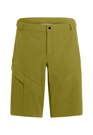 Olivgrüne kniehohe Shorts mit Gürtelschlaufen, Frontknopf und seitlicher Cargotasche mit dezentem Markenlogo am linken Bein.