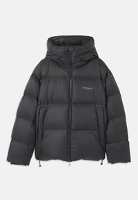 Sort puffers jakke med høj krave og hætte, quiltet design, front lynlås og justerbare snore i kanten og hætten.