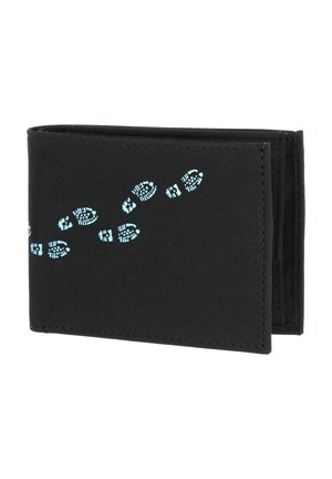 Portefeuille noir bifold avec un motif d'empreinte de botte bleue en diagonale sur le rabat avant, présenté fermé sur un fond blanc.