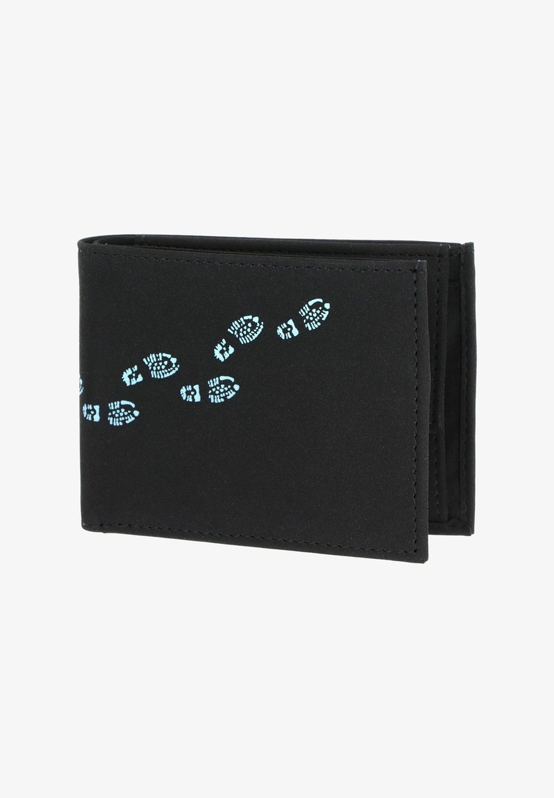 Portefeuille noir bifold avec un motif d'empreinte de botte bleue en diagonale sur le rabat avant, présenté fermé sur un fond blanc.