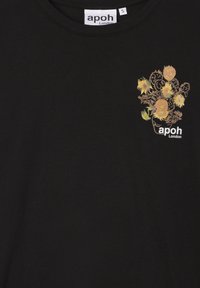 Czarna bawełniana koszulka z kwiatowym wzorem w kolorze żółtym, pomarańczowym i zielonym po lewej stronie klatki piersiowej. Metka głosi "apoh London."