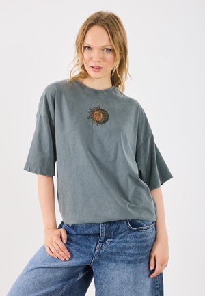 - T-shirt z nadrukiem
