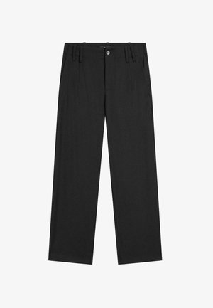 Schwarze Hose mit geradem Bein, ausgestattet mit einem Knopfverschluss, Gürtelschlaufen und vorderen Falten. Glattes Material ohne sichtbare Muster.