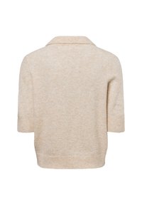 Pull beige court avec un col, des manches mi-longues et une texture douce. Le tissu présente un motif subtil, avec des poignets et un ourlet côtelés.