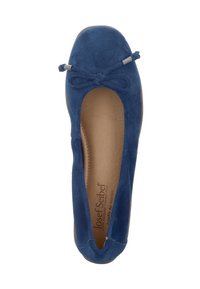 Blauer Wildleder-Ballerina mit rundem Zehenbereich, verziert mit einer kleinen Schleife vorne und einem hellbraunen Innenfutter.