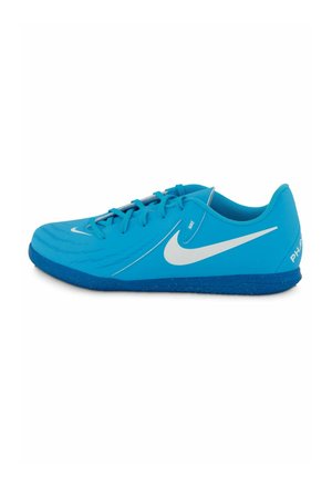 Zapatillas deportivas azules con una parte superior sintética lisa, logo swoosh blanco, puntera redonda y suela de goma texturizada. Presenta un diseño de cordones estándar.