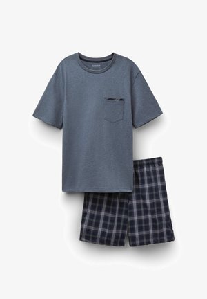 Ensemble de pyjama pour homme composé d'un t-shirt bleu à manches courtes avec poche poitrine et d'un short à taille élastique en tartan bleu marine.