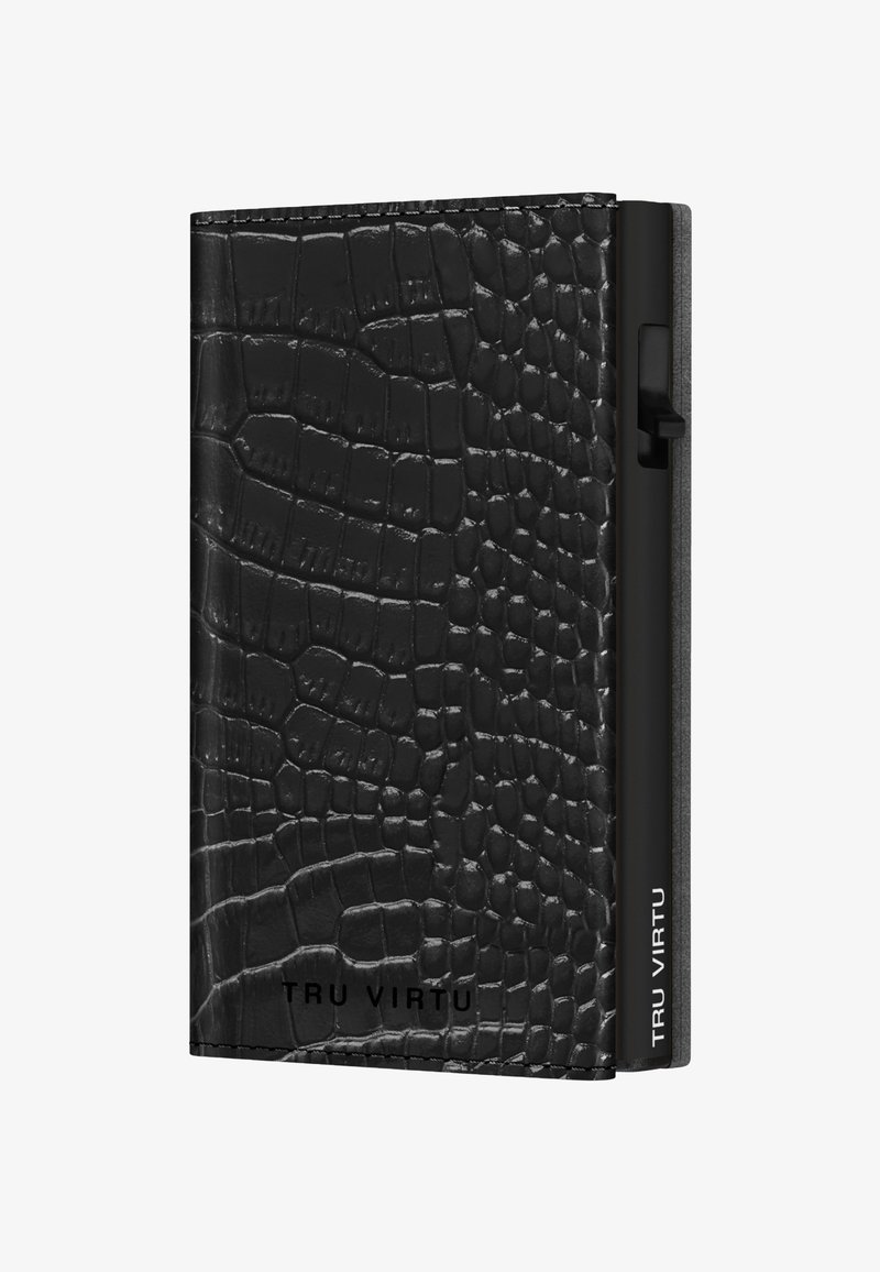 Czarny skórzany portfel z fakturowanym wzorem krokodyla, wyposażony w boczny klips i wygrawerowane logo "TRU VIRTU" z przodu. Kompaktowy prostokątny kształt.