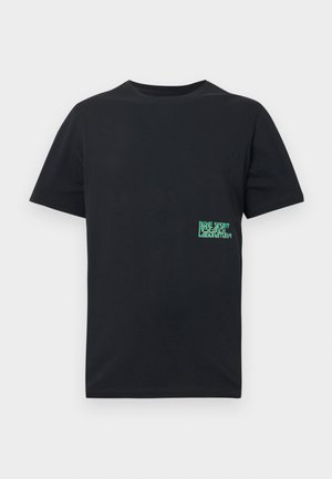 T-shirt noir à manches courtes et col rond avec un petit texte vert et blanc "Nike Sport Research Laboratory" sur le côté gauche près de la taille.