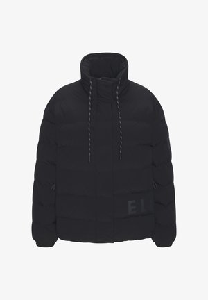 Schwarze Daunenjacke mit hohem Kragen, gestepptem Design, Kordelzug-Akzenten und einem auffälligen, bedruckten Logo auf der Vorderseite.