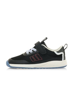 Zapatilla deportiva negra con parte superior de malla, acentos en blanco y gris, correa ajustable y suela de goma azul. El logo lateral presenta detalles en rojo.