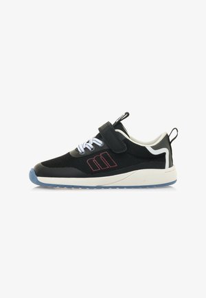 Zapatilla deportiva negra con parte superior de malla, acentos en blanco y gris, correa ajustable y suela de goma azul. El logo lateral presenta detalles en rojo.