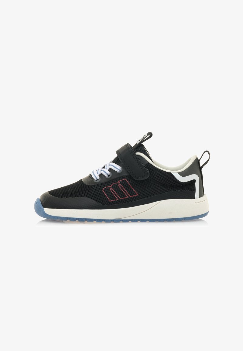 Zapatilla deportiva negra con parte superior de malla, acentos en blanco y gris, correa ajustable y suela de goma azul. El logo lateral presenta detalles en rojo.
