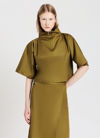 Top corto verde oliva con colletto alto, maniche corte e chiusura con zip frontale. Realizzato in tessuto morbido con un design pulito.