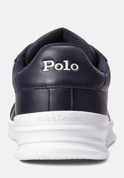 Jūras spēku stila ādas tenisa kurpes ar sieta akcentiem, baltu zoli un izdotu "Polo" un "Ralph Lauren" zīmolu uz papēža un sāniem.