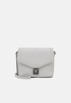 Bolso blanco acolchado con forma estructurada, cierre de broche plateado y correa de cadena desmontable. Presenta patrones de costura verticales.