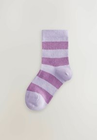 Šviesiai violetinė medvilninė kojinė su horizontaliomis tamsiai violetinėmis juostelėmis. Raukšlėtas viršus, vientisa pėdos dalis ir minkšta tekstūra.