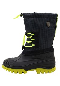 Botte de neige isolante noire et bleu marine avec accents jaunes, semelle en caoutchouc, empeigne texturée, lacets ajustables et col rembourré pour la chaleur et l'ajustement.